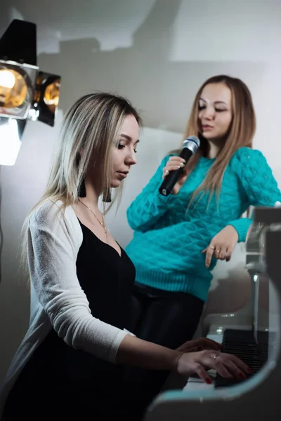 Mooi Jong Meisje Spelen Piano Haar Vriend Zingt Microfoon — Stockfoto