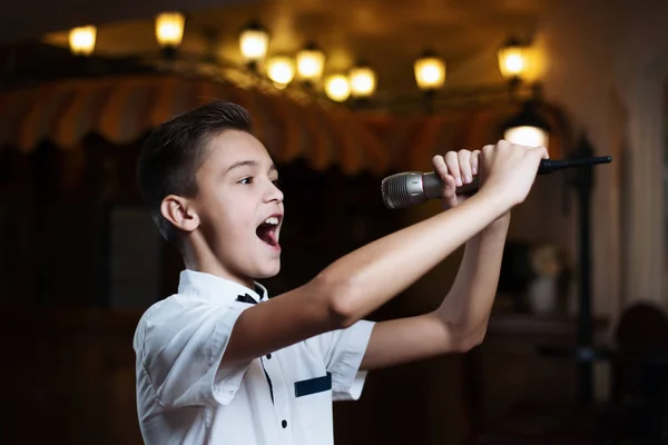 Een Jongen Een Wit Overhemd Zingen Microfoon Een Restaurant Baby — Stockfoto