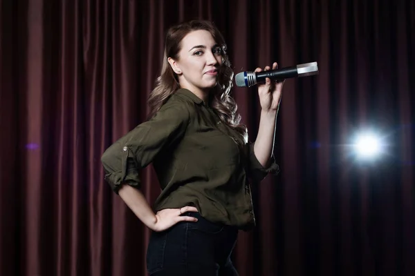 Una Mujer Cantando Escenario Karaoke Del Micrófono Fondo Las Cortinas —  Fotos de Stock