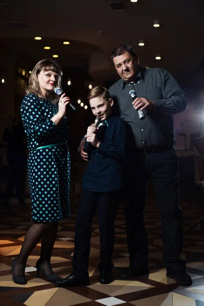 Familie Karaoke Portret Van Een Gelukkige Familie Zingen Microfoons Het — Stockfoto