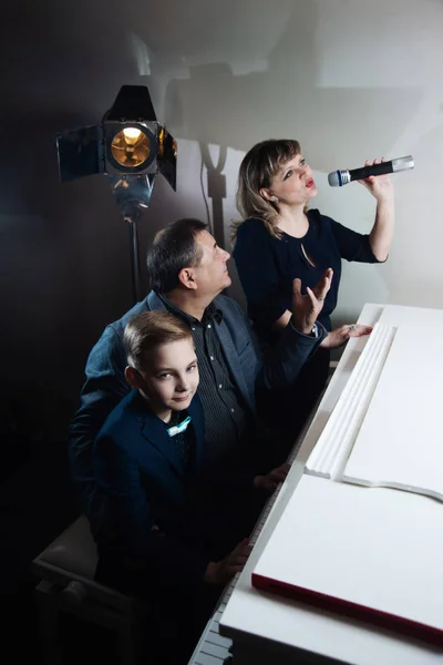 Батько Син Грають Піаніно Мати Співає Мікрофон — стокове фото