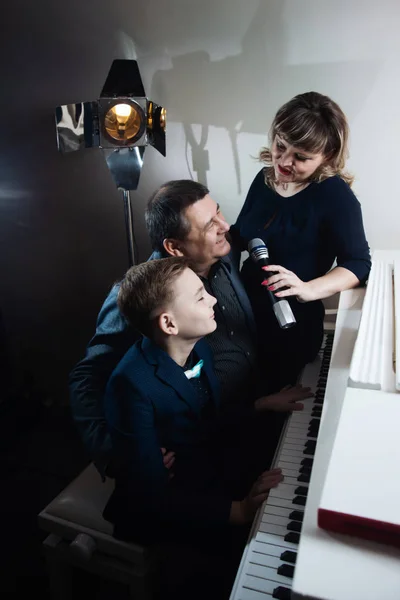 Ευτυχισμένη Οικογένεια Παίζοντας Πιάνο Και Τραγουδώντας Τραγούδια Στο Μικρόφωνο — Φωτογραφία Αρχείου