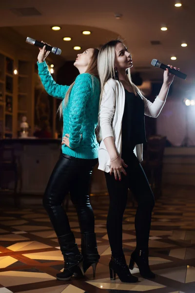 Beautiful Young Women Singing Karaoke Songs Microphones Restaurant — Stock Photo, Image