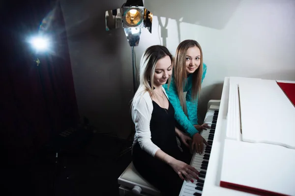 Twee Jonge Mooie Meisjes Spelen Van Piano Meisjes Leren Spelen — Stockfoto