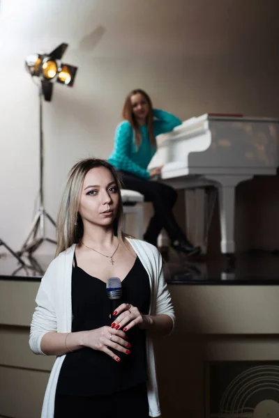 Uma Menina Canta Restaurante Atrás Seu Colega Toca Piano — Fotografia de Stock