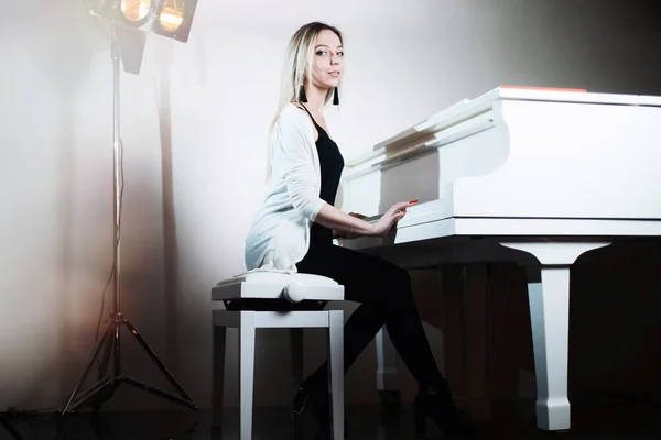 Mooi Jong Meisje Spelen Een Witte Piano Het Restaurant — Stockfoto