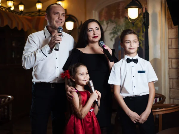 Karaoke Famiglia Ritratto Una Famiglia Felice Che Canta Nei Microfoni — Foto Stock