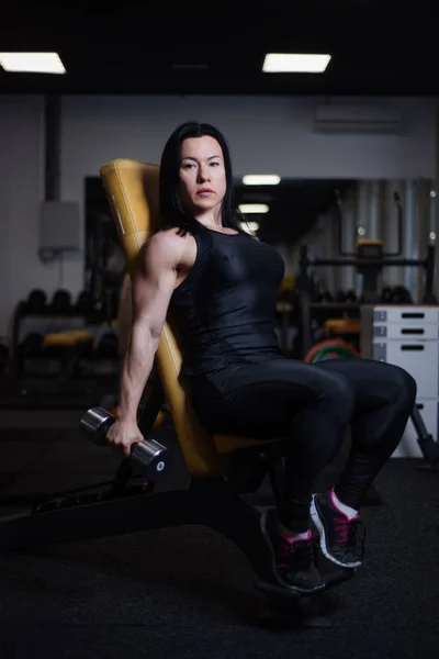 Atlética Chica Fitness Entrena Bíceps Con Mancuernas Gimnasio — Foto de Stock