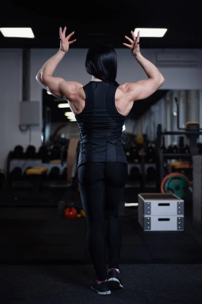 Athletische Fitness Girl Ruht Und Zeigt Ihre Muskeln Der Turnhalle — Stockfoto