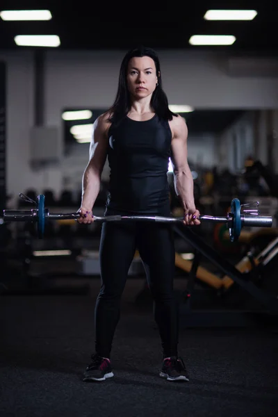 Dziewczynka Fitness Lekkoatletycznego Pociągi Biceps Brzana Siłowni — Zdjęcie stockowe