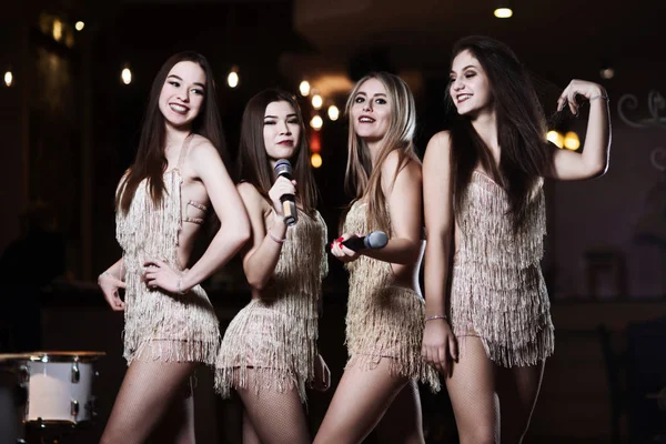 Jovens Mulheres Bonitas Cantando Canções Karaoke Microfones Restaurante — Fotografia de Stock