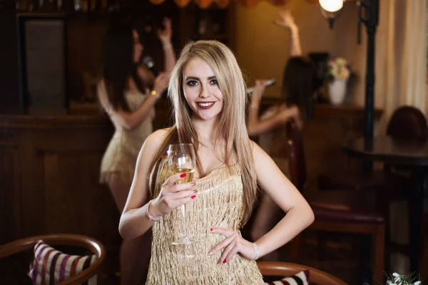 Viering Vrienden Bachelorette Partij Feestdagen Concept Mooi Meisje Champagne Cocktails — Stockfoto