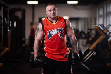 Rusya, Samara - 18 Aralık 2018: Büyük atletik adam trenler jimnastik salonu. Egzersiz sonrası dinlenme