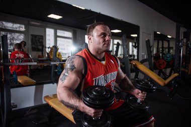 Rusya, Samara - 18 Aralık 2018: Büyük atletik adam trenler jimnastik salonu. Egzersiz sonrası dinlenme