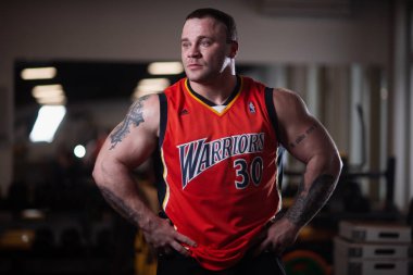 Rusya, Samara - 18 Aralık 2018: Büyük atletik adam trenler jimnastik salonu. Egzersiz sonrası dinlenme