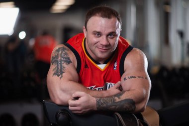 Rusya, Samara - 18 Aralık 2018: Büyük atletik adam trenler jimnastik salonu. Egzersiz sonrası dinlenme