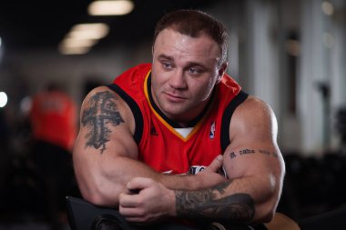 Rusya, Samara - 18 Aralık 2018: Büyük atletik adam trenler jimnastik salonu. Egzersiz sonrası dinlenme