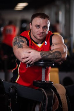 Rusya, Samara - 18 Aralık 2018: Büyük atletik adam trenler jimnastik salonu. Egzersiz sonrası dinlenme