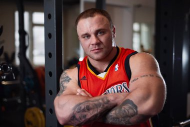 Rusya, Samara - 18 Aralık 2018: Büyük atletik adam trenler jimnastik salonu. Egzersiz sonrası dinlenme