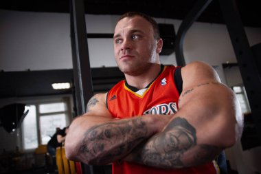 Rusya, Samara - 18 Aralık 2018: Büyük atletik adam trenler jimnastik salonu. Egzersiz sonrası dinlenme