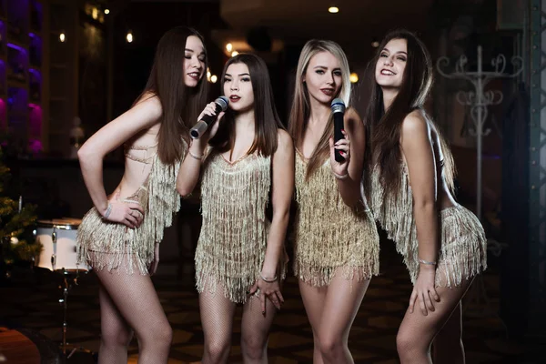 Jovens Mulheres Bonitas Cantando Canções Karaoke Microfones Restaurante — Fotografia de Stock