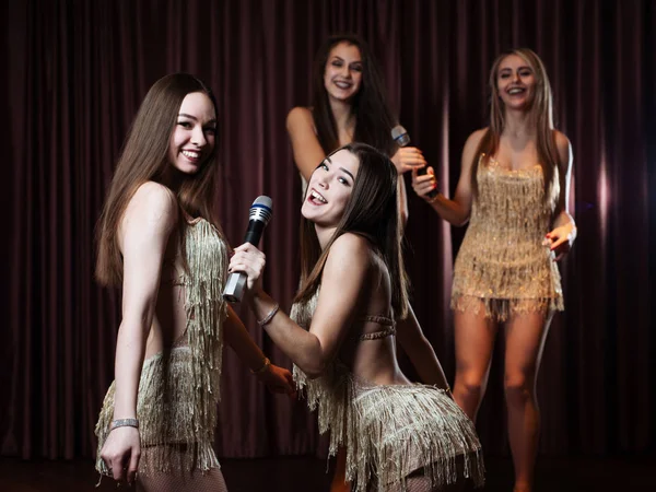 Jovens Mulheres Bonitas Cantando Canções Karaoke Microfones Restaurante — Fotografia de Stock