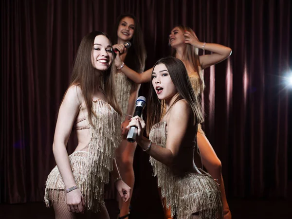 Όμορφες Νεαρές Γυναίκες Τραγουδούν Τραγούδια Karaoke Στα Μικρόφωνα Στο Εστιατόριο — Φωτογραφία Αρχείου