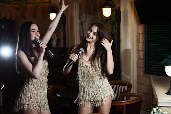 Jovens Mulheres Bonitas Cantando Canções Karaoke Microfones Restaurante — Fotografia de Stock