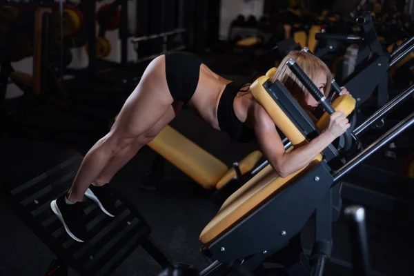 Όμορφο Σπορ Σέξι Γυναίκα Κάνει Squat Προπόνηση Στο Γυμναστήριο Εκπαιδευτικό — Φωτογραφία Αρχείου