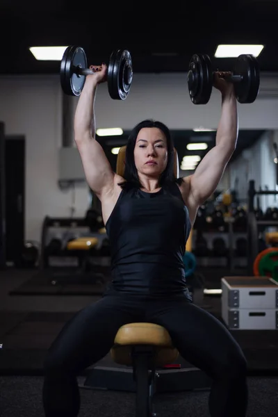 Chica Atlética Fitness Entrena Con Pesas Gimnasio Bombea Los Músculos — Foto de Stock