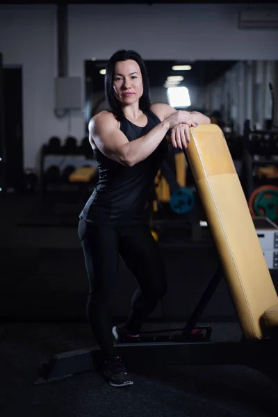 Dziewczynka Fitness Lekkoatletycznego Odpoczynku Pokazując Jej Mięśnie Siłowni — Zdjęcie stockowe
