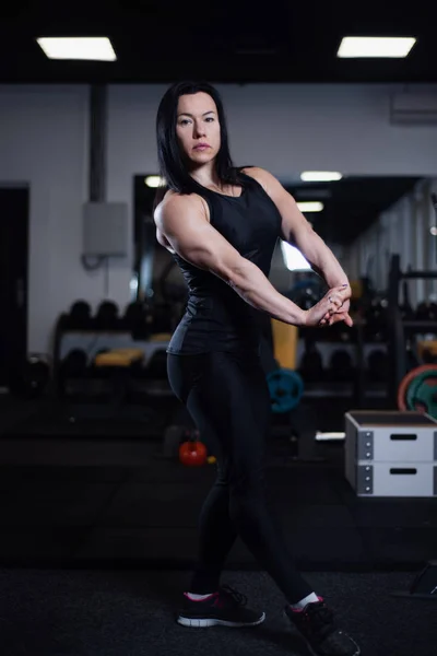 Chica Atlética Fitness Descansando Mostrando Sus Músculos Gimnasio — Foto de Stock