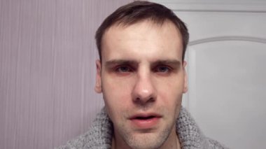Adam onun ruh hali değişir. Öfke iyi huylu bir gülümseme için değiştirir. Oyuncu değişiklikleri duygu