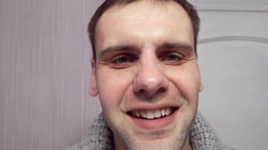 Adam onun ruh hali değişir. Kahkaha öfkeye dönüşür. Oyuncu değişiklikleri duygu