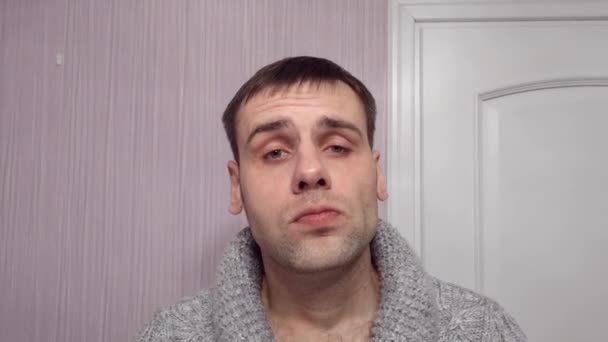 Um homem agressivo com uma expressão facial estrita e desagradável — Vídeo de Stock