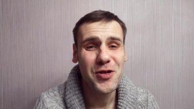 Yetişkin ev çekim eğlenceli sahip. Gülen adam portresi