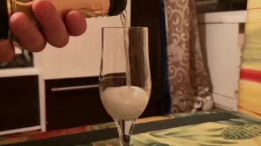 Mans el cam içine şişe şampanya dökülen, çekim