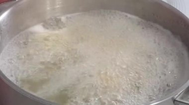 Soba üzerinde bir tavada makarna pişirme. Gıda kaynar suda pişmiş.
