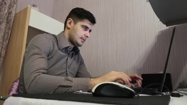 Genç adam tüm iş sabah erken bitmiş almak için onun laptop çalışır — Stok video