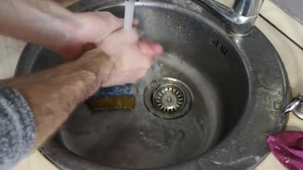 Υγιεινής. Καθαρίζοντας τα χέρια. Πλύσιμο όπλων κάτω από τρεχούμενο νερό στο σπίτι — Αρχείο Βίντεο