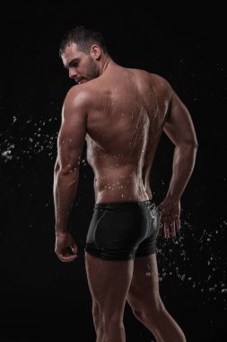 Su ile poz yakışıklı genç yüz ve göğüs Studio çekimde su sıçramalarına