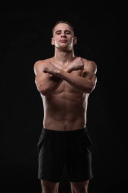 İçinde kavgacı bir poz ayakta yumruklarını ıslak genç adam geçti