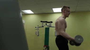 spor salonunda egzersiz pazı fitness halter halter adama