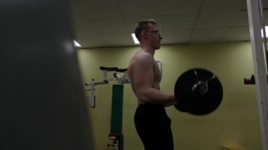 Spor salonu egzersiz pazı Fitness halter at Barbell adam