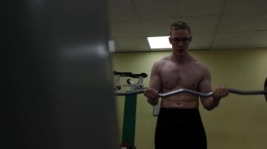 Spor salonu egzersiz pazı Fitness halter at Barbell adam