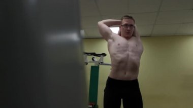 Adam spor salonu egzersiz önce Kol germe. Fitness güçlü erkek atlet ayakta kapalı ısınma.