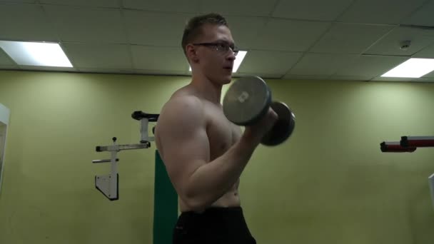 Činka muž v tělocvičně cvičení biceps fitness vzpírání — Stock video