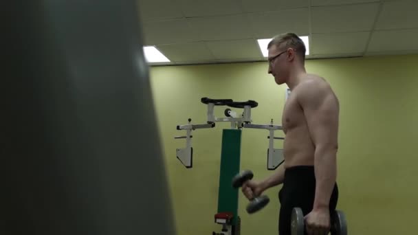 Hantel mannen på gym träningspass biceps gym tyngdlyftning — Stockvideo