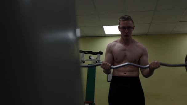 Barbell hombre en el gimnasio entrenamiento bíceps fitness levantamiento de pesas — Vídeos de Stock