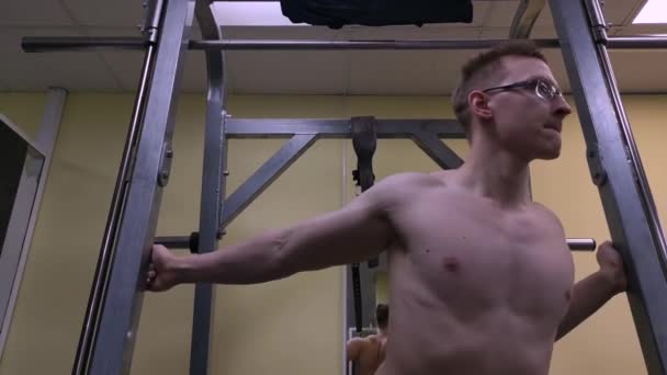 Homem esticando o braço antes do treino de ginástica. Fitness forte atleta masculino em pé interior aquecimento . — Vídeo de Stock